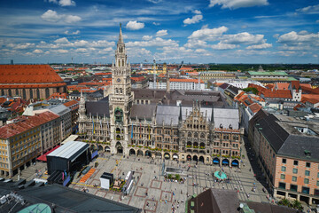 Obraz premium Elevated perspective of the gothic Neues Rathaus and the bustling Marienplatz square on a sunny afternoon in Munich, Bavaria, Germany.