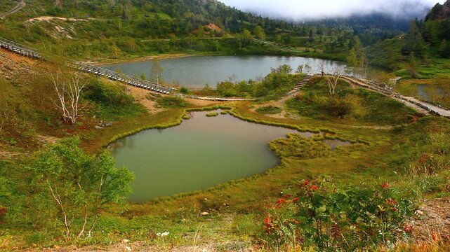 初秋の草津白根山の弓池と遊歩道