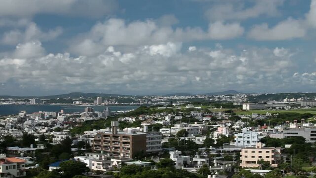 宜野湾市街とアメリカ海兵隊の普天間基地