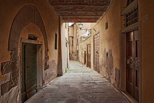 Castiglion Fiorentino, Arezzo, Tuscany, Italy: ancient narrow alley and underpass in the old Italian village