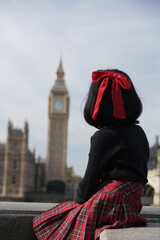 Obraz premium girl looking at big ben wearing a red bow