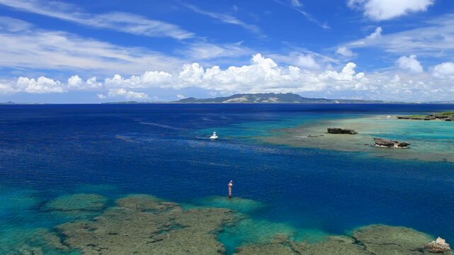 万座毛の海と本部半島と積乱雲