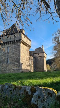 Le ch&acirc;teau de la Baume et sa belle architecture aust&egrave;re de granit (G&eacute;vaudan, Loz&egrave;re)