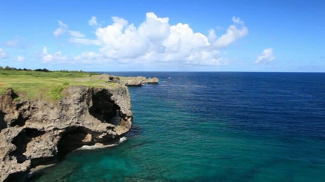 万座毛と海と積乱雲