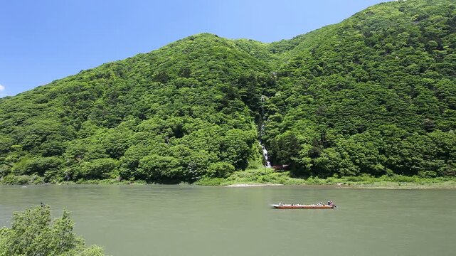 最上川の白糸の滝と川下り