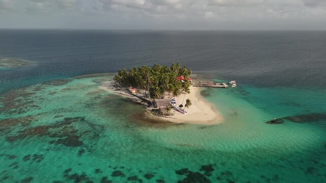 Aerial photograph of the beaches and island of San Blas in Panama, palm trees, clear waters and white sands, Guna Yala