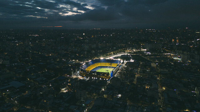 
Est&aacute;dio Alberto Jos&eacute; Armando

Vista a&eacute;rea.
Informa&ccedil;&otilde;es gerais
Nome completo	Est&aacute;dio Alberto Jos&eacute; Armando
Nomes anteriores	Estadio Camilo Cichero
Nomes alternativos	La Bombonera
Arquiteto	Viktor Sulči
