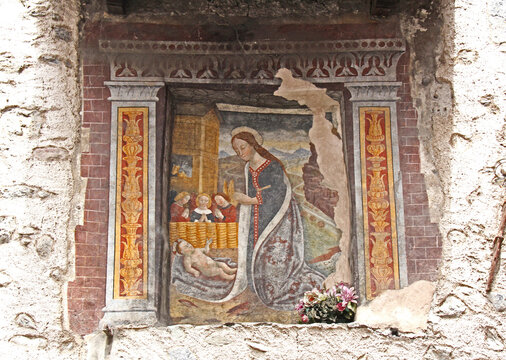 adorazione del Bambino; edicola devozionale su un edificio di Esino (Brescia)