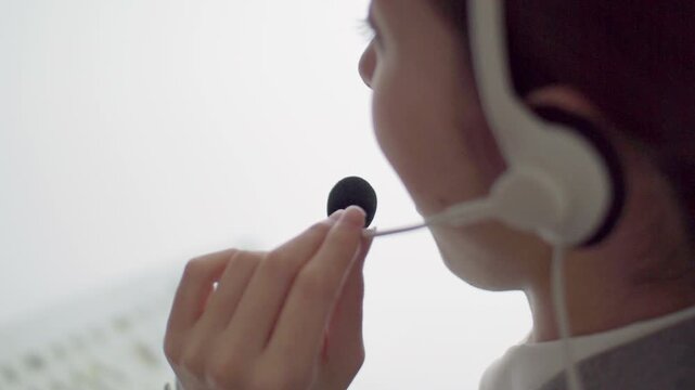 インカムで電話対応する日本人女性