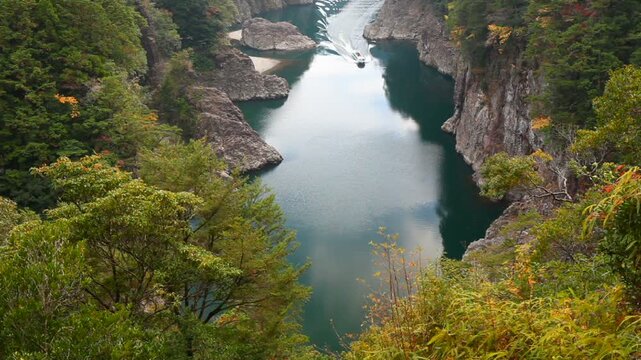 秋の瀞峡と遊覧船