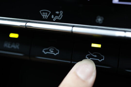 車のエアコン外気導入ボタン。黄色ランプ点灯。