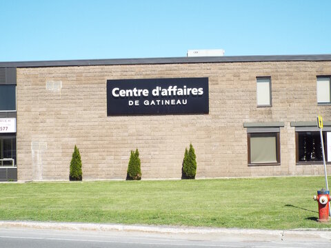 Gatineau,Quebec, Canada &ndash; May 17, 2026:A building sign displays "Centre d'affaires de Gatineau" (Gatineau Business Center) above a green lawn outdoors on rue Jean Proulx.