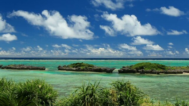 ミナタ海岸と雲