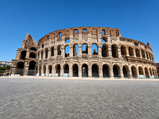 Obraz premium Le Colissée de Rome, amphithéâtre antique iconé de l'empire romain, monument historique et patrimoine mondial de l'UNESCO en Italie
