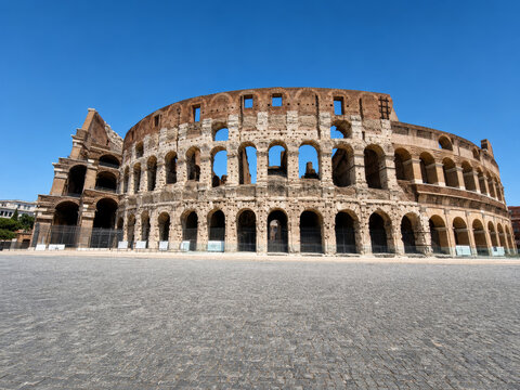 Le Coliss&eacute;e de Rome, amphith&eacute;&acirc;tre antique icon&eacute; de l'empire romain, monument historique et patrimoine mondial de l'UNESCO en Italie