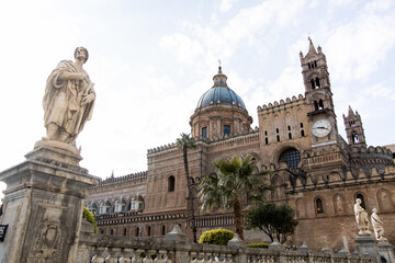 Obraz premium Wide view of the Palermo Cathedral facade with statue and gardens