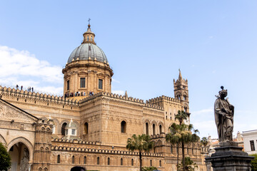 Obraz premium Palermo Cathedral exterior with statue and palm trees