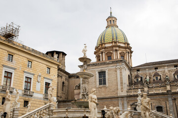 Obraz premium Fountain of Shame statues at Piazza Pretoria, Palermo