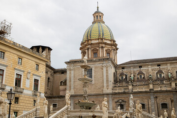 Obraz premium Piazza Pretoria fountain with a church dome behind, Palermo