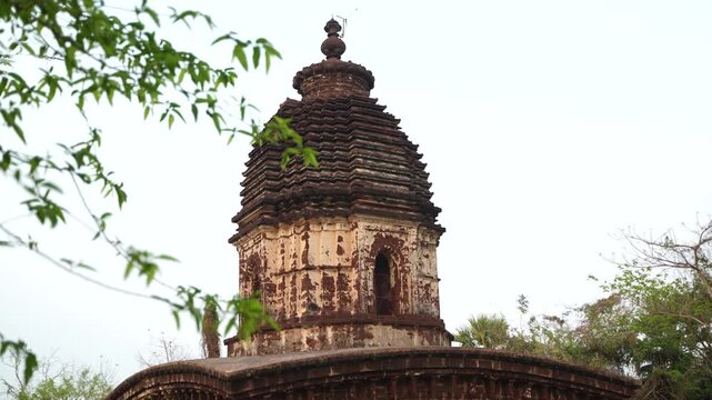 This is the Radha Madhav Temple; the walls of the temple depict tales from the Krishna Leela Puranas as well as scenes of contemporary life.