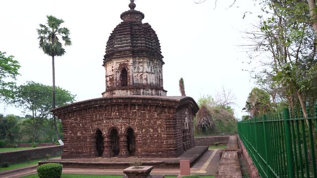 This is the Radha Madhav Temple; the walls of the temple depict tales from the Krishna Leela Puranas as well as scenes of contemporary life.