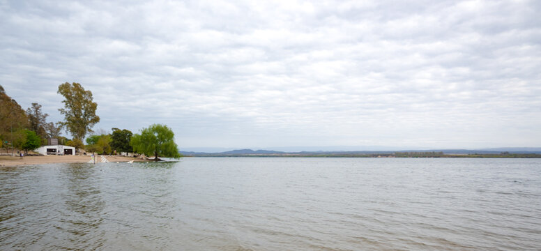 Playa sobre la costa del Lago Piedras Moras en Almafuerte, C&oacute;rdoba