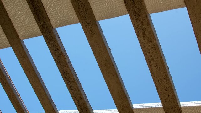 Detailed close-up of the Styrofoam slab seen from below, highlighting the efficiency and lightness of this material in construction.