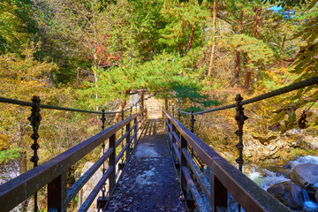 秋の山梨県甲府市 昇仙峡の遊歩道から羅漢寺に向かう吊橋 © Q2PHOTOAS