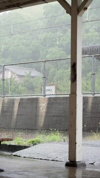 大雨の日の駅舎