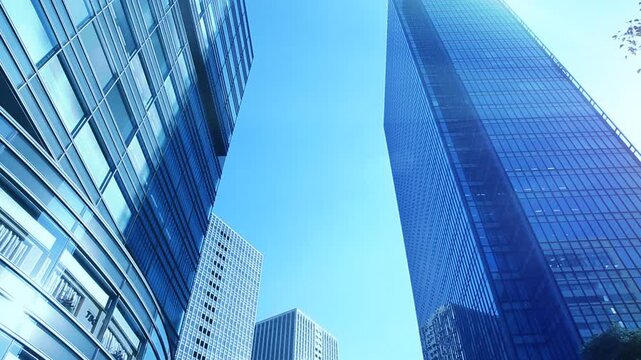 高層ビルに差込む陽光