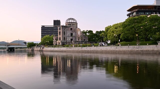 広島原爆ドームの横を流れる元安川のタイムラプス