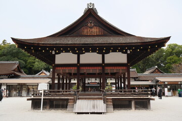 Fototapeta premium Traditional Japanese Temple Architecture with Tiled Roof