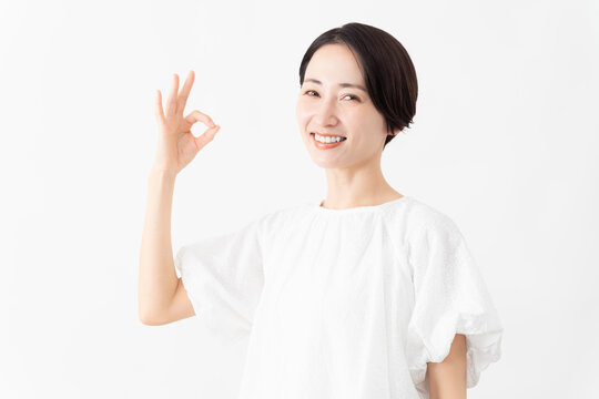白いブラウスを着ている女性　ライフスタイルイメージ