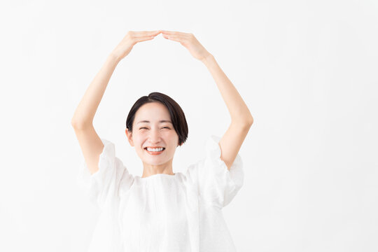 白いブラウスを着ている女性　ライフスタイルイメージ
