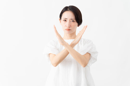 白いブラウスを着ている女性　ライフスタイルイメージ