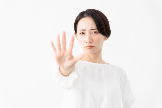 白いブラウスを着ている女性　ライフスタイルイメージ