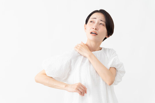白いブラウスを着ている女性　ライフスタイルイメージ