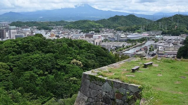 大山を背景に米子の街を走る特急やくも （山陰本線 米子 - 安木, 2026年6月）