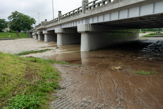大雨後に増水した京都・北大路橋付近の鴨川。大雨の影響で増水した京都市・北大路橋付近の鴨川。濁流や上昇した水位、橋周辺の河川風景から豪雨後の状況を記録した写真。