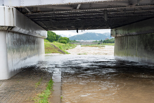 大雨後に増水した京都・鴨川沿いの橋と河川風景。大雨の影響で増水した京都市の鴨川沿いに架かる橋と河川風景。上昇した水位や濁流が豪雨後の都市河川の様子を記録している。