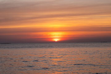 Fototapeta premium Sunset view of the sea, with colorful sky