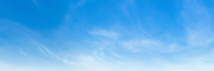 Obraz premium Clear blue sky with wispy clouds above