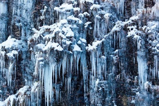 Eiszapfen an einer Felswand, Norwegen, Skandinavien
