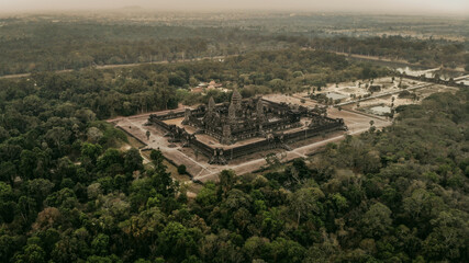 Obraz premium Aerial view of the ancient Angkor Wat temple complex surrounded by jungle in Siem Reap, Cambodia