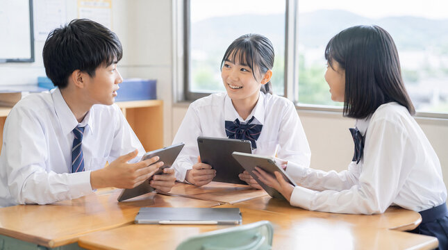 タブレット端末を使って学習する生徒たち（日本人、探究的な学習）　活気ある授業中の教室の中の風景
