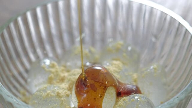 わらび餅に黒蜜をかける様子
