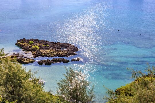 鮮やかなコバルトブルーの海と緑豊かな断崖絶壁の岬の風景