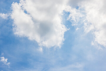 Fototapeta premium 青空の周りに力強く湧き上がる白い夏の入道雲と積雲