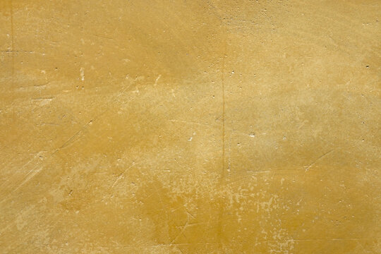 Mur chaul&eacute; peint en ocre jaune