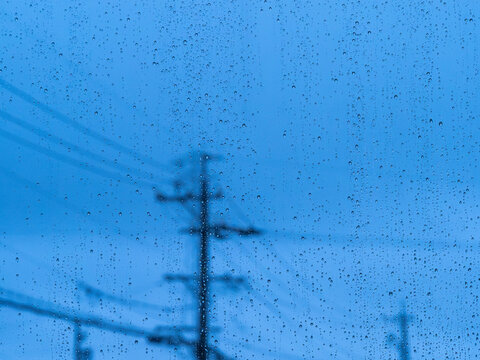 雨粒が付いた窓ガラス越しの街並み